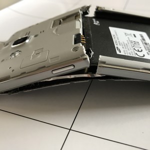 Samsung Galaxy Grand Prime explosé (vue de profil)
